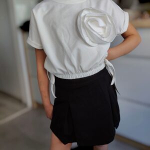 Komplet spódniczko spodenki/ biała bluzka z kwiatkiem